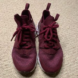 maroon nike huraches